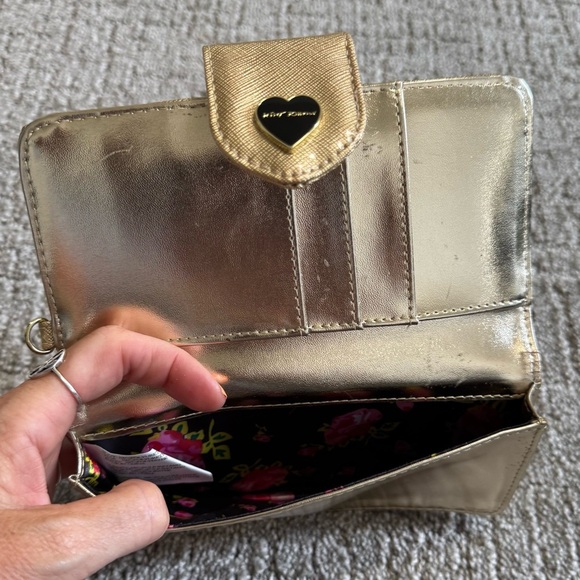 Betsey Johnson "Celly" Wallet Embossed logo gold - Picture 5 of 8